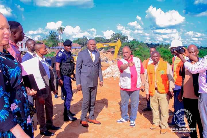 Lomami : le gouverneur Iron Kalombo inspecte l’évolution de certains travaux lancés en province