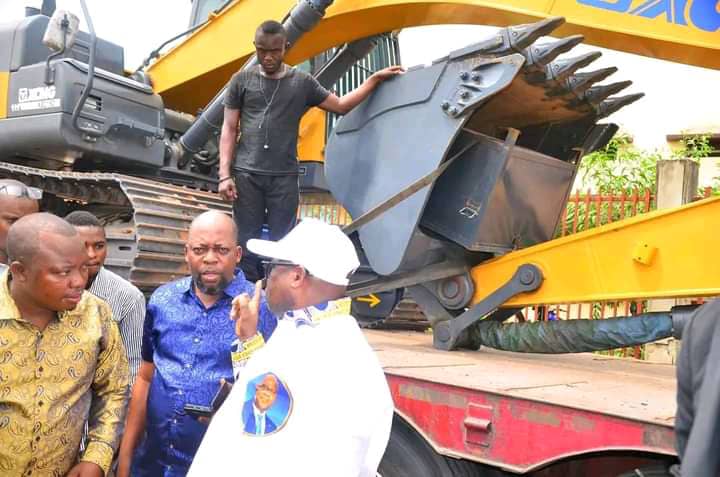 Projet Tshilejelu au Kasaï : le gouverneur Mukendi Bukasa réceptionne des engins pour lancer les travaux