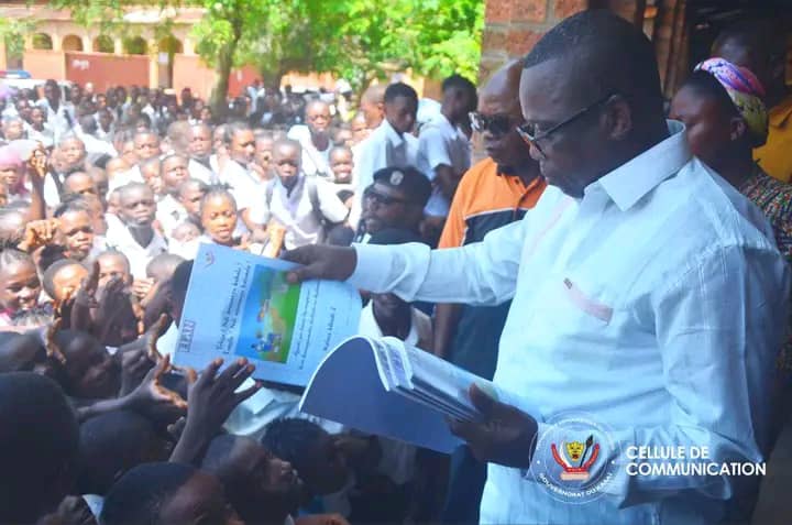 Kasaï : le gouverneur Mukendi lance l’opération de la distribution des manuels scolaires et matériels didactiques aux écoles de sa province