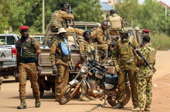 Burkina Faso : trois journalistes enlevés, réapparaissent en tenue militaire