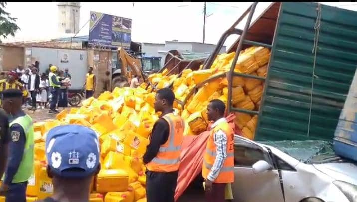 Kipushi : un camion transportant des bidons d’huile s’est renversé à l’angle des avenues Kaponda et du 30 juin