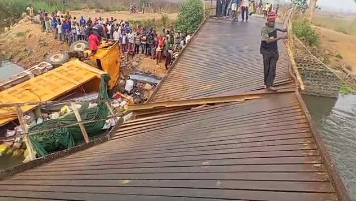 Tanganyika : effondrement du pont Lwizi reliant les territoires de Nyunzu et Kabalo après le passage d’un gros camion
