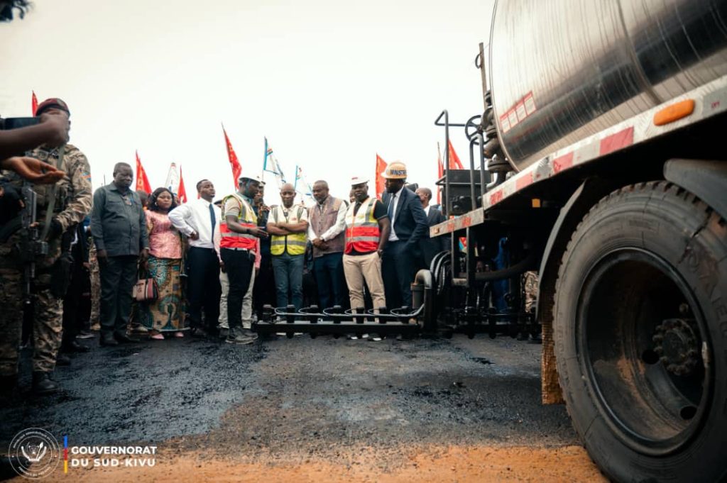 Sud-Kivu : le gouverneur Jean-Jacques Purusi lance les travaux d’imprégnation sur le tronçon Rond-point Kavinvira-Kalundu à Uvira
